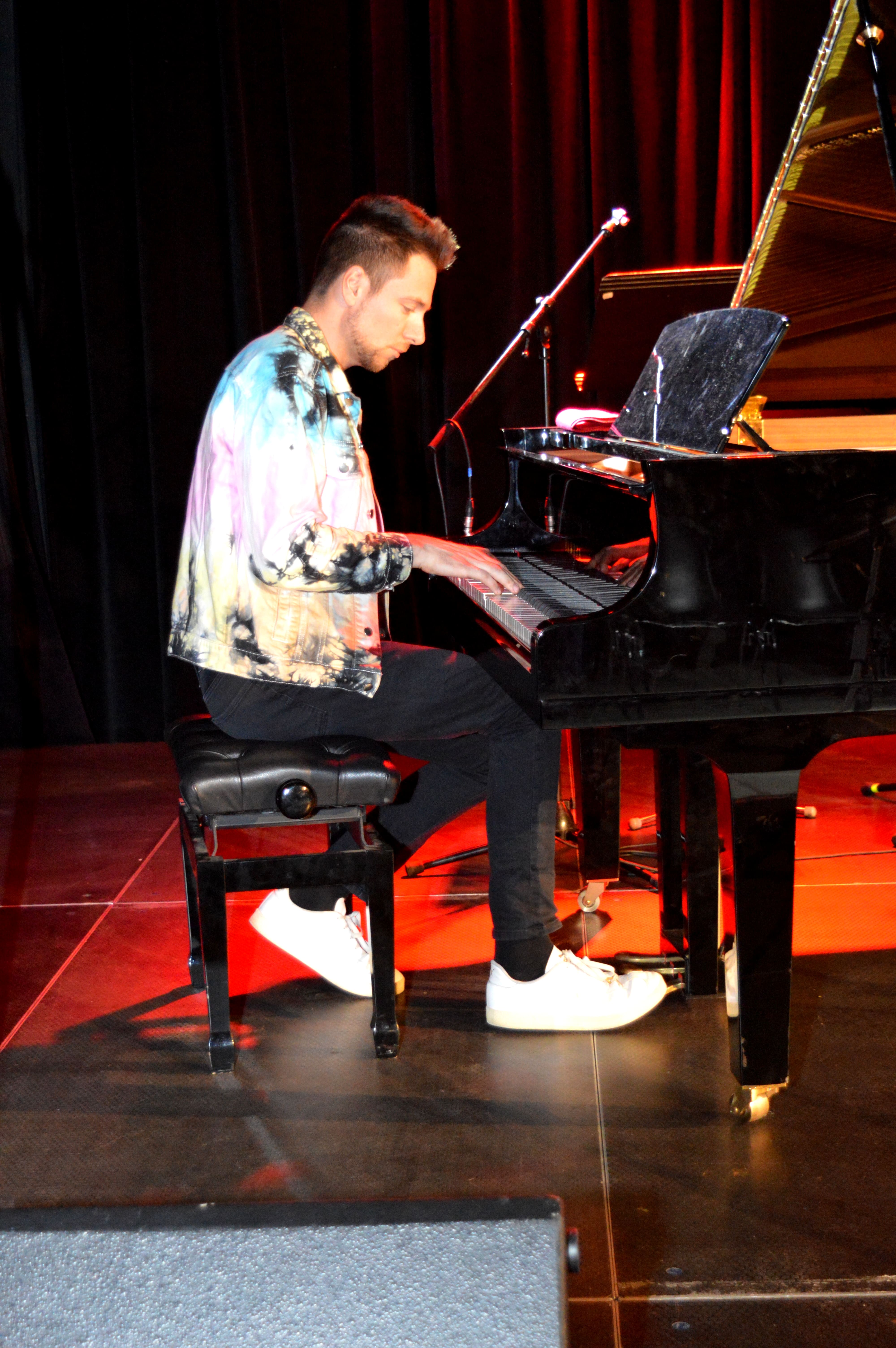 Koncert populárnych melódií